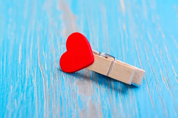 Malý dřevěný kolíček s červeným srdcem — Stock fotografie