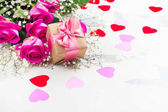 Valentinky den pozadí s růží, makronky a dekorativní srdce