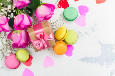 Sevgiliye arka plan gül, macaroons ve dekoratif Kalpler