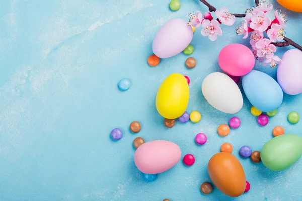 Πολύχρωμα διακοσμητικά αυγά σε φόντο άνοιξη — Φωτογραφία Αρχείου