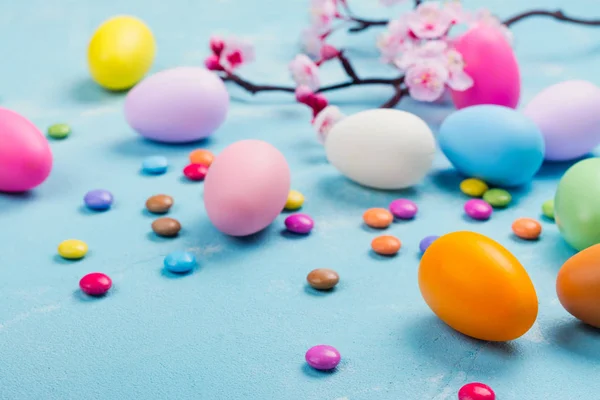 Bunte dekorative Eier auf Frühlingshintergrund — Stockfoto