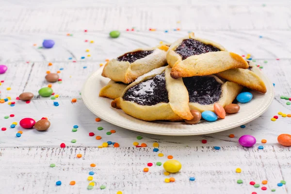 Traditionele Joodse Hamantaschen cookies met bessen jam. Purim viering concept — Stockfoto