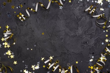Parlak Festival karnaval arka plan ile şapka, flamalar, konfeti ve balon