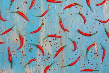 Kırmızı sıcak biber biber bakla ve pul mavi arka plan