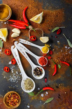 Kuru otlar ve baharatlar beyaz taş mutfak masasında ölçme kaşık içinde