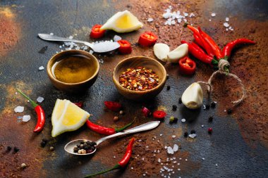 Taze ot ve baharat siyah taş masada