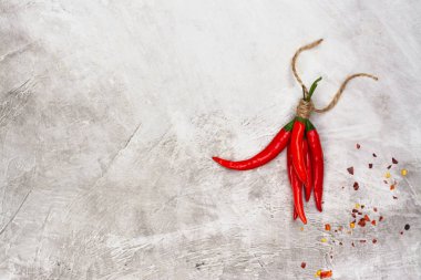 Kırmızı sıcak biber biber bakla ve pul mavi arka plan