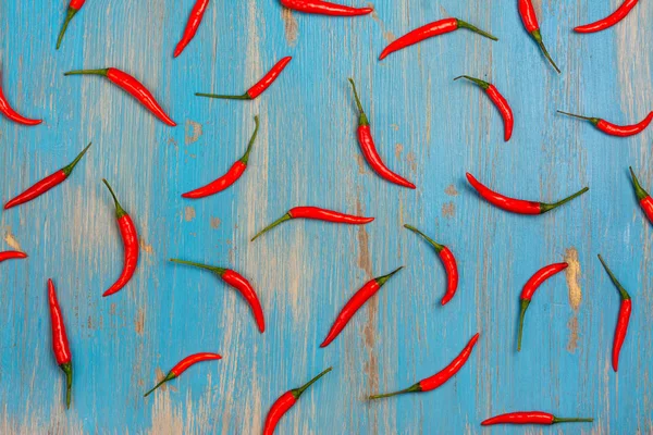 Kırmızı sıcak biber biber bakla ve pul mavi arka plan