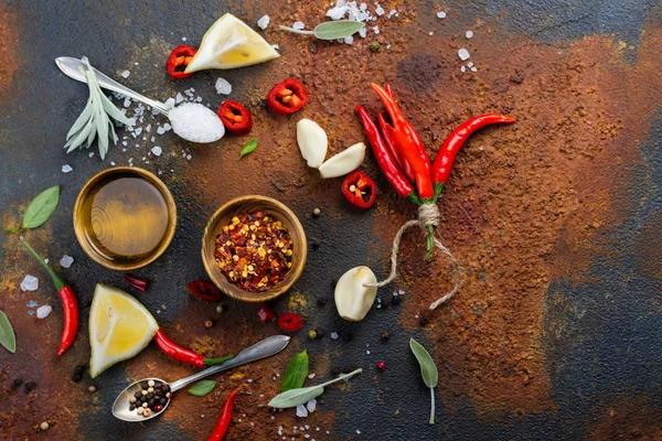 Taze ot ve baharat siyah taş masada