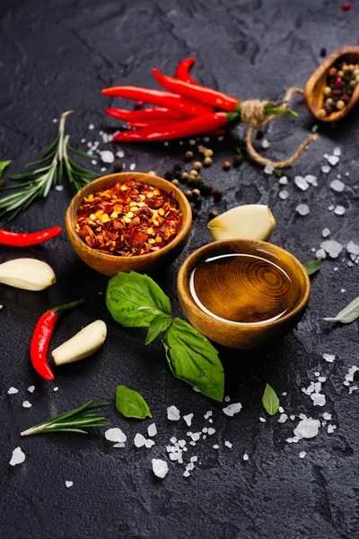 Herbes et épices fraîches sur table en pierre noire — Photo