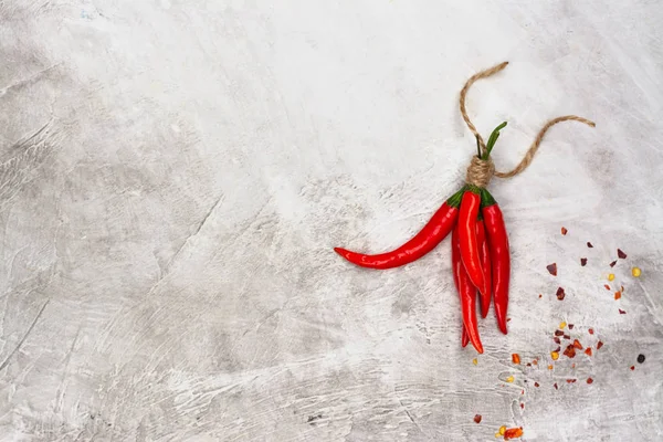 Kırmızı sıcak biber biber bakla ve pul mavi arka plan