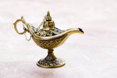 Kum üzerinde Aladdin sihirli lamba
