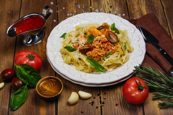 Homemade italian pasta with tomato sauce, chicken, and basil — Stock Photo, Image