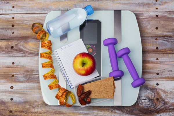 Skala berat, makanan ringan yang sehat, dumbel dan pita pengukur. Sehat makan, diet atau penurunan berat badan konsep — Stok Foto