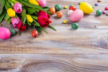 Bahar laleler ve Paskalya yumurtaları