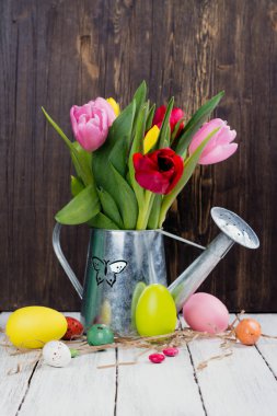 Bahar laleler ve Paskalya yumurtaları