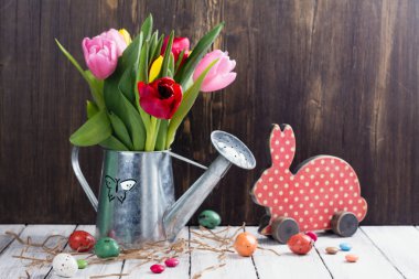 Bahar laleler ve Paskalya yumurtaları