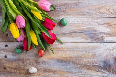 Bahar laleler ve Paskalya yumurtaları