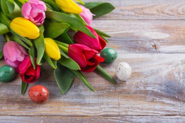 Bahar laleler ve Paskalya yumurtaları