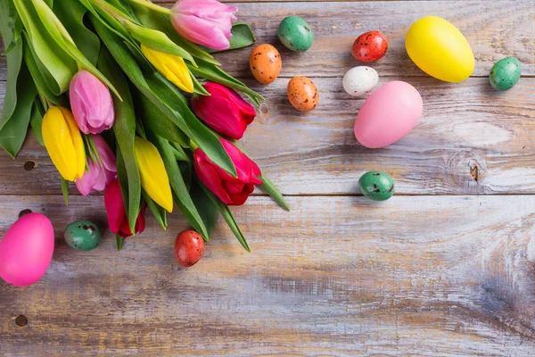 Frühlingstulpen und Ostereier — Stockfoto