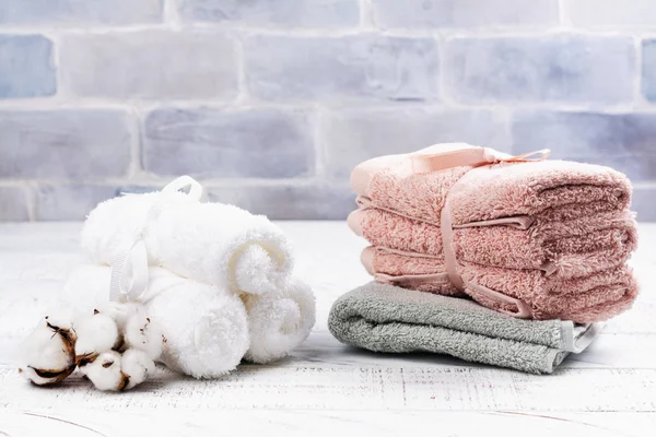 SPA o concepto de soldadura con toallas de algodón, jabón y sal marina — Foto de Stock