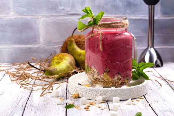 Kırmızı çilek, armut, granola ve kuru Hindistan cevizi küpleri ile renkli Detoks yaz güler yüzlü — Stok fotoğraf