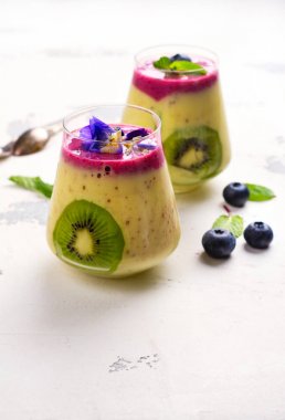 Renkli Detoks doğal yenilebilir çiçekler, meyveler ve nane ile güler yüzlü katmanlı