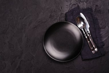 Boş siyah kaplama ve Gümüş eşyalar üzerinde karanlık taş adam. Üstten Görünüm