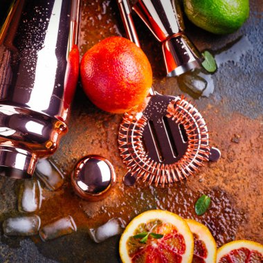 Bar aksesuarları, araçları ve kokteyl malzemeler paslı taş masaya içki. Düz yatıyordu stili