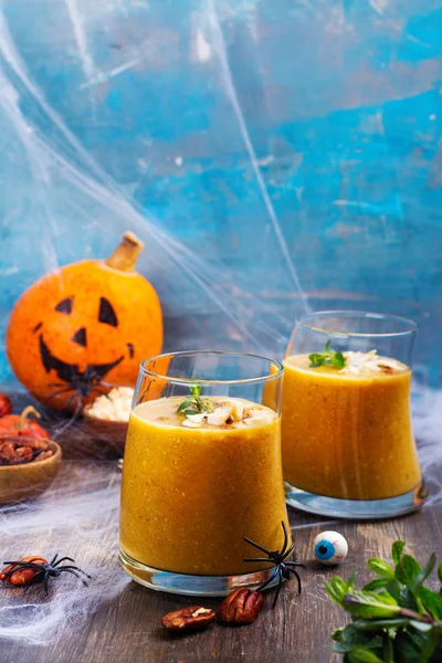 Κολοκύθα smoothie με καρύδα μάρκες, κανέλα και δυόσμο Εικόνα Αρχείου