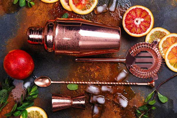 Acessórios de bar, ferramentas de bebida e ingredientes de coquetel na mesa de pedra enferrujada. Flat lay estilo — Fotografia de Stock