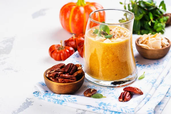 Κολοκύθα smoothie με καρύδα μάρκες, καρύδια πεκάν, κανέλα και δυόσμο Royalty Free Φωτογραφίες Αρχείου