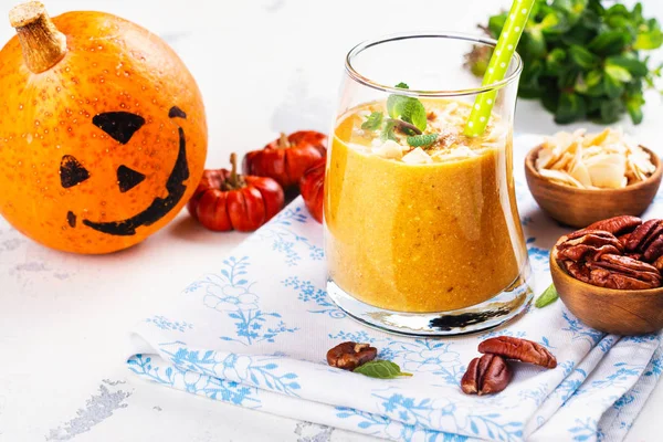 Batido de calabaza con chips de coco, nueces de nuez, canela y menta —  Fotos de Stock