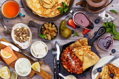 Renkli, kokulu ve lezzetli breakfast krep ve farklı dolguları ve soslar ile