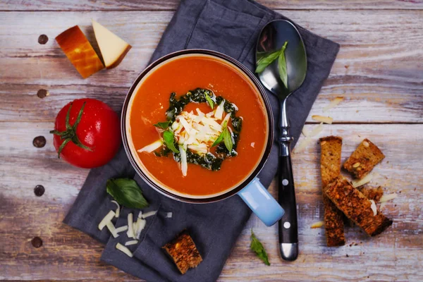 Sopa de tomate com molho pesto e queijo parmesão em uma xícara de cerâmica — Fotografia de Stock