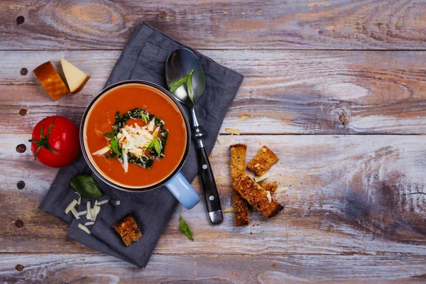 Soupe de tomates avec sauce pesto et fromage parmesan dans une tasse en céramique — Photo