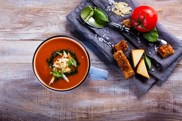 Soupe de tomates avec sauce pesto et fromage parmesan dans une tasse en céramique — Photo