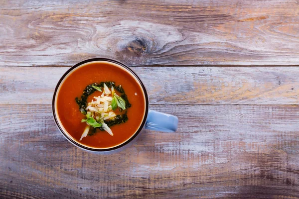 Zupa pomidorowa z sosem i parmezanem pesto w Kubek ceramiczny — Zdjęcie stockowe