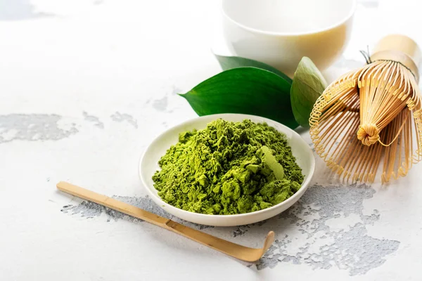 Matcha zöld tea por és tea tartozékok fehér háttér — Stock Fotó