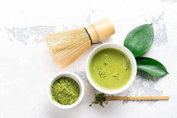 Bebida de té matcha verde y accesorios de té sobre fondo blanco — Foto de Stock