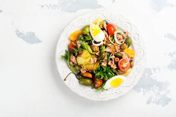 Смачний літній нікейський салат з тунцем — стокове фото