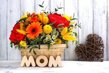 Güzel parlak çiçek sepeti. Anneler Günü tebrik kartı