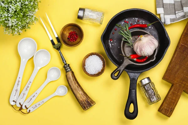 Vários utensílios de cozinha no fundo amarelo — Fotografia de Stock