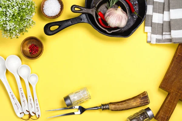 黄色の背景に様々 な台所用品 — ストック写真