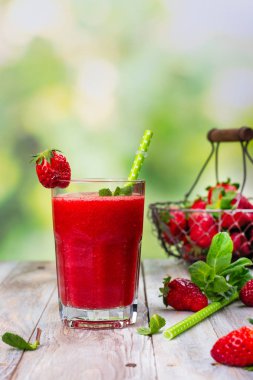 Taze yaz çilek güler yüzlü