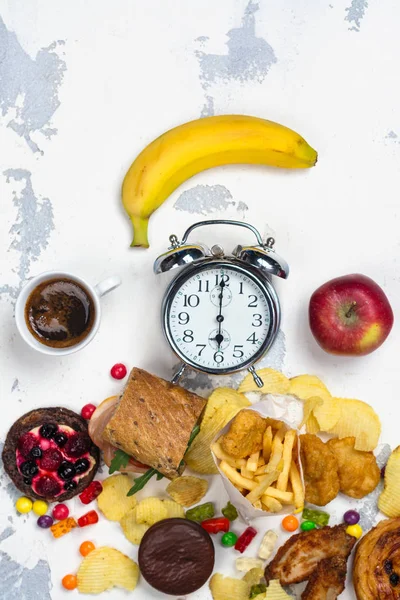 Dieta fallar concepto. Romper la dieta por la noche — Foto de Stock