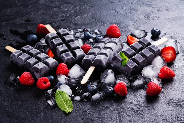 Picolés de sorvete de carvão preto na moda — Fotografia de Stock
