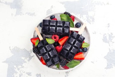 Trendy siyah kömür dondurma popsicles