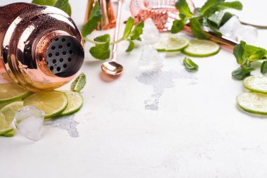 Mojito kokteyl malzemelerin üzerine beyaz taş tablo