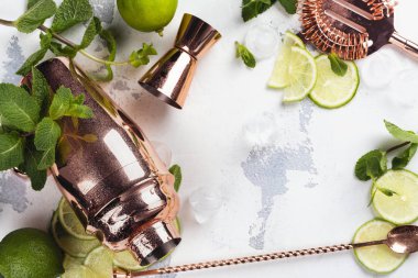Mojito kokteyl malzemelerin üzerine beyaz taş tablo